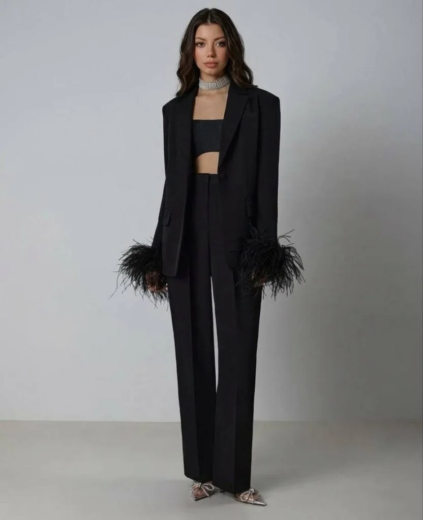Manşetleri tüy detaylı siyah blazer ceket ve pantolon takım